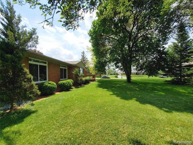 7124 Elmwood Drive, Grand Blanc, MI 48439