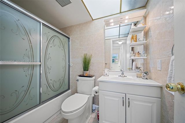 8951 Sunrise Lakes Blvd 301, Sunrise, FL 33322