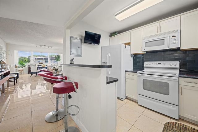 8951 Sunrise Lakes Blvd 301, Sunrise, FL 33322