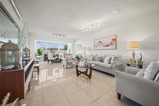 8951 Sunrise Lakes Blvd 301, Sunrise, FL 33322