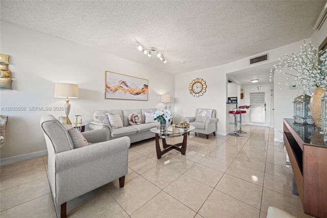 8951 Sunrise Lakes Blvd 301, Sunrise, FL 33322