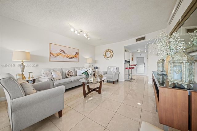 8951 Sunrise Lakes Blvd 301, Sunrise, FL 33322