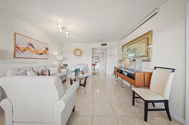 8951 Sunrise Lakes Blvd 301, Sunrise, FL 33322