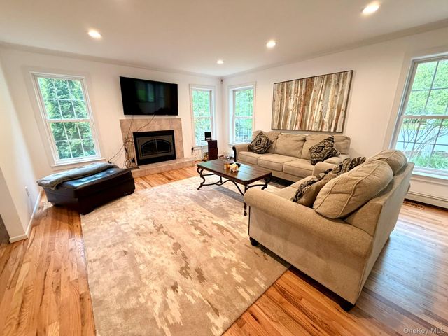 32 4th Avenue, Rocky Point, NY 11778