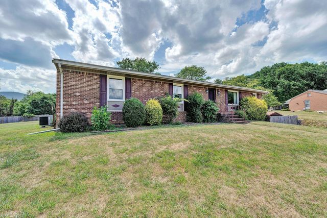 5543 Country LN, Roanoke, VA 24018