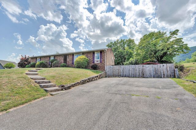 5543 Country LN, Roanoke, VA 24018