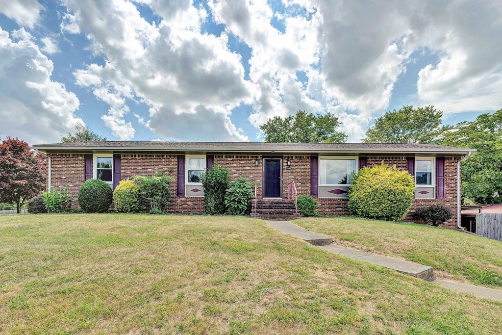 5543 Country LN, Roanoke, VA 24018