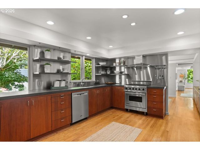 2665 Sw SHERWOOD Dr, Portland, OR 97201
