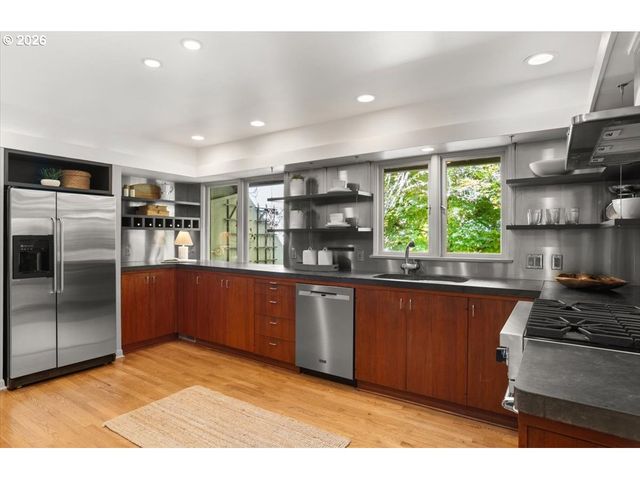 2665 Sw SHERWOOD Dr, Portland, OR 97201
