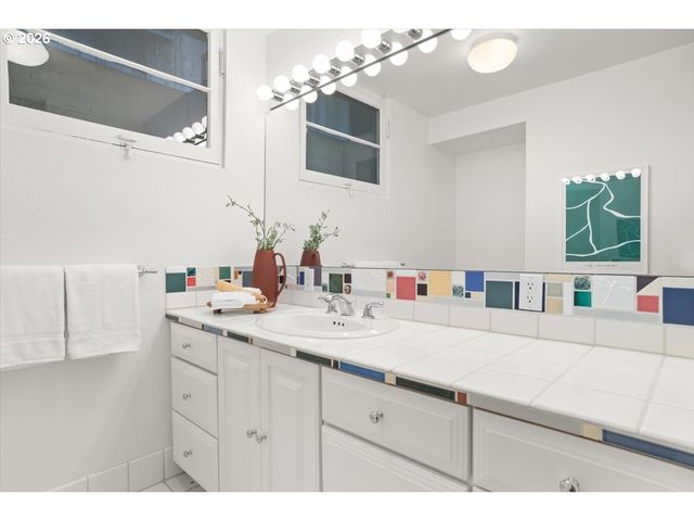 2665 Sw SHERWOOD Dr, Portland, OR 97201