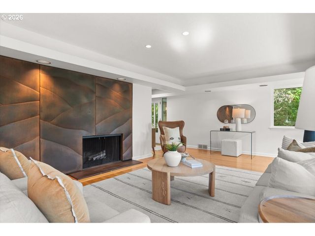 2665 Sw SHERWOOD Dr, Portland, OR 97201