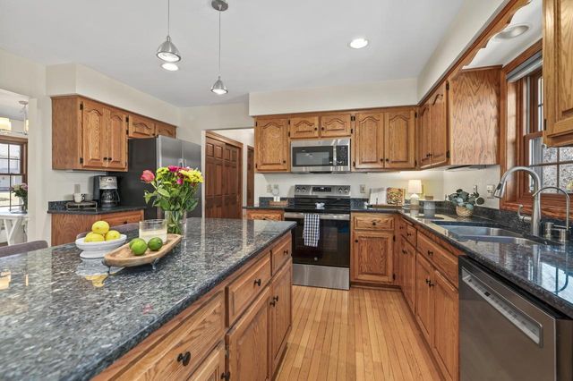 1095 Ridge ROAD, Waukesha, WI 53186