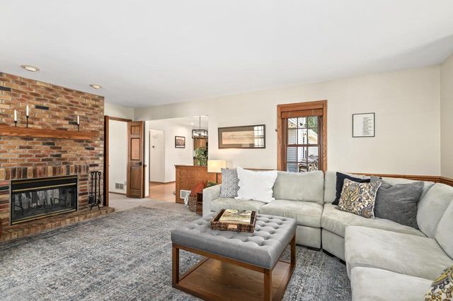 1095 Ridge ROAD, Waukesha, WI 53186