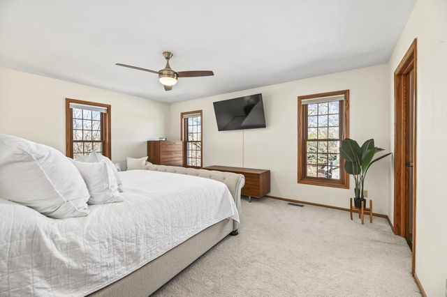 1095 Ridge ROAD, Waukesha, WI 53186