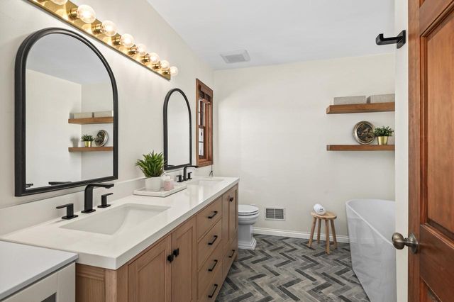 1095 Ridge ROAD, Waukesha, WI 53186