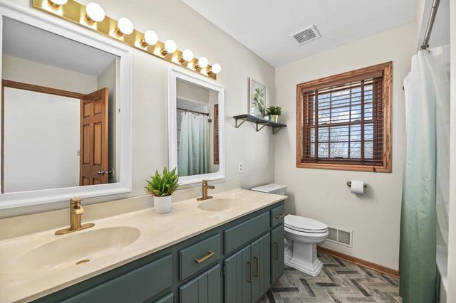 1095 Ridge ROAD, Waukesha, WI 53186