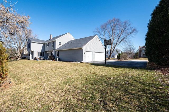 1095 Ridge ROAD, Waukesha, WI 53186