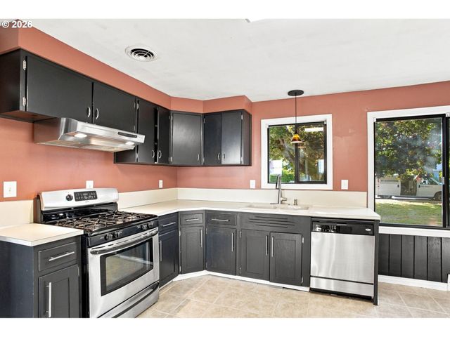 1099 ARCADIA Dr, Eugene, OR 97401