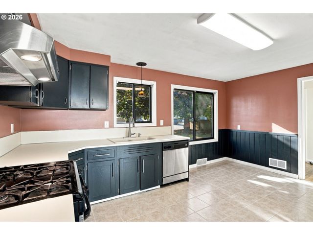 1099 ARCADIA Dr, Eugene, OR 97401