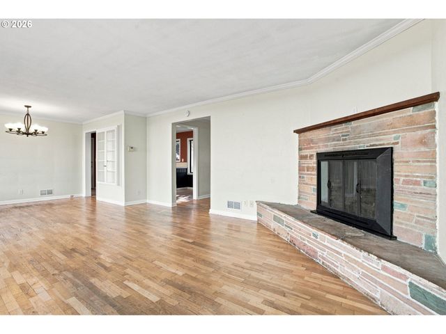 1099 ARCADIA Dr, Eugene, OR 97401