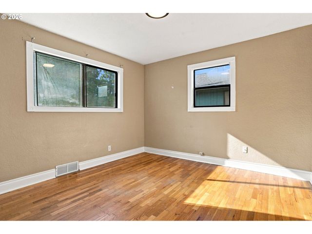 1099 ARCADIA Dr, Eugene, OR 97401