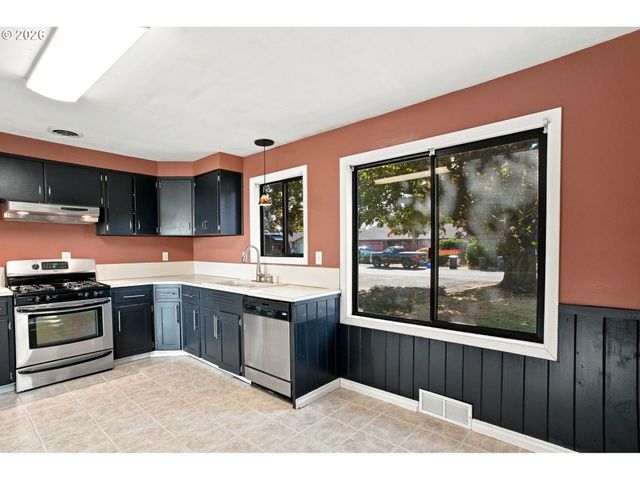 1099 ARCADIA Dr, Eugene, OR 97401
