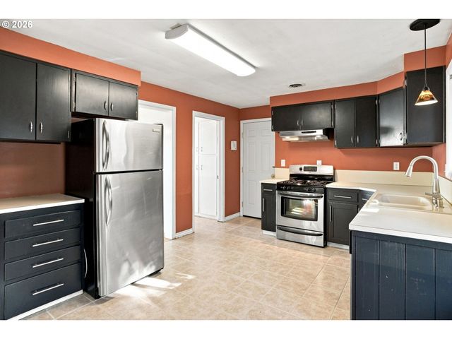 1099 ARCADIA Dr, Eugene, OR 97401