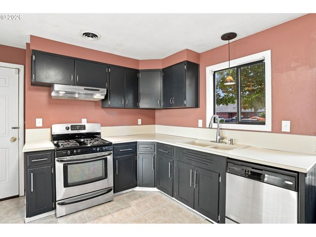 1099 ARCADIA Dr, Eugene, OR 97401