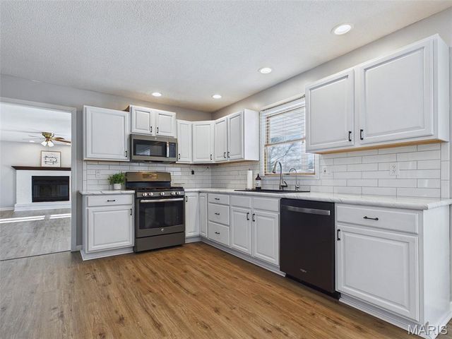 809 Glen Crossing Road, Glen Carbon, IL 62034