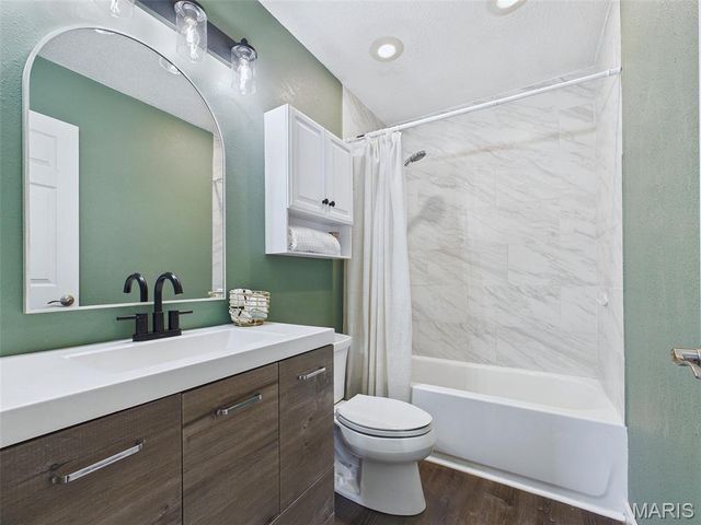 809 Glen Crossing Road, Glen Carbon, IL 62034