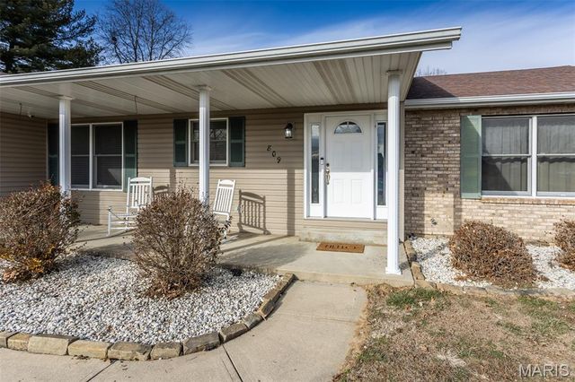 809 Glen Crossing Road, Glen Carbon, IL 62034