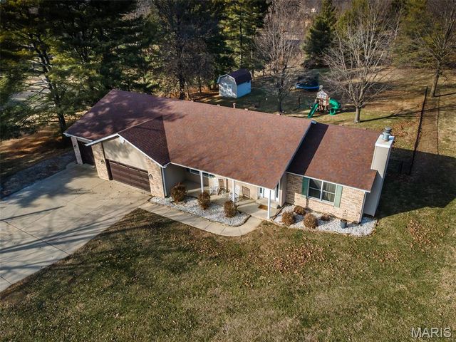 809 Glen Crossing Road, Glen Carbon, IL 62034