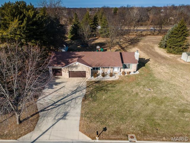 809 Glen Crossing Road, Glen Carbon, IL 62034