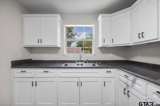 2007 N Palace, Tyler, TX 75702
