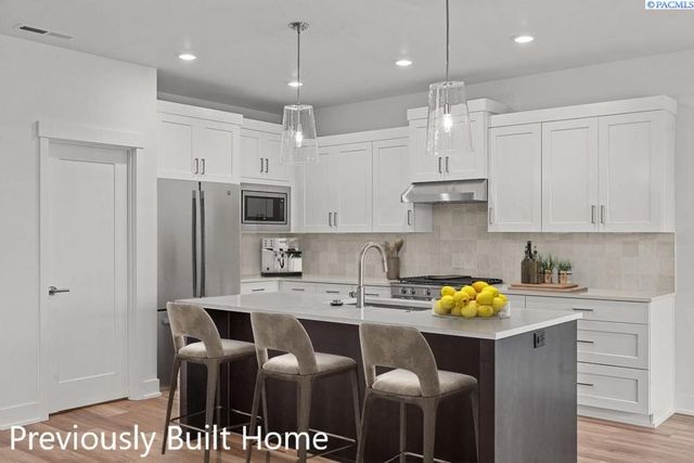 12114 Dunsmuir Dr., Pasco, WA 99301