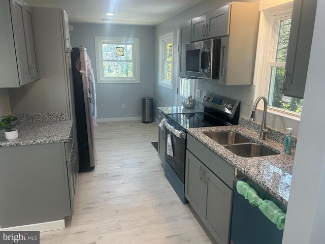 4052 LOCUST LN, Harrisburg, PA 17109