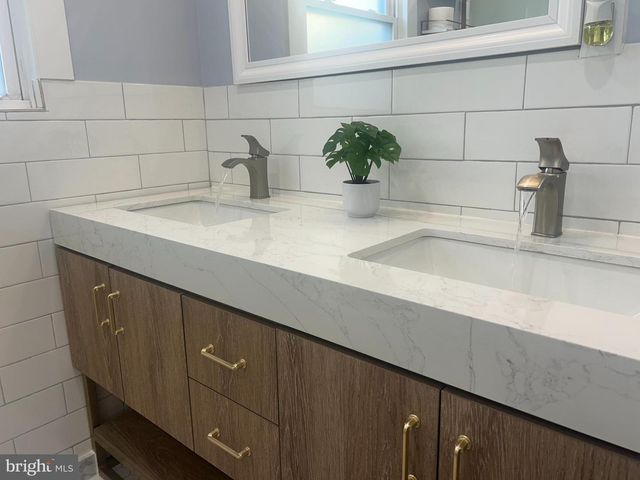 4052 LOCUST LN, Harrisburg, PA 17109