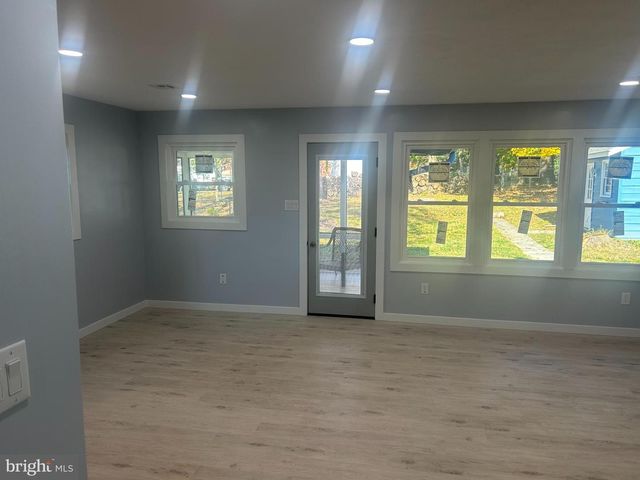 4052 LOCUST LN, Harrisburg, PA 17109