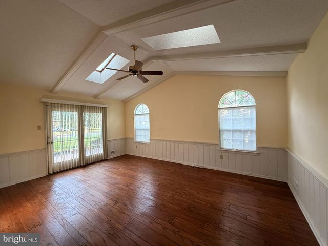 1 LAUREL CIR, Newtown, PA 18940