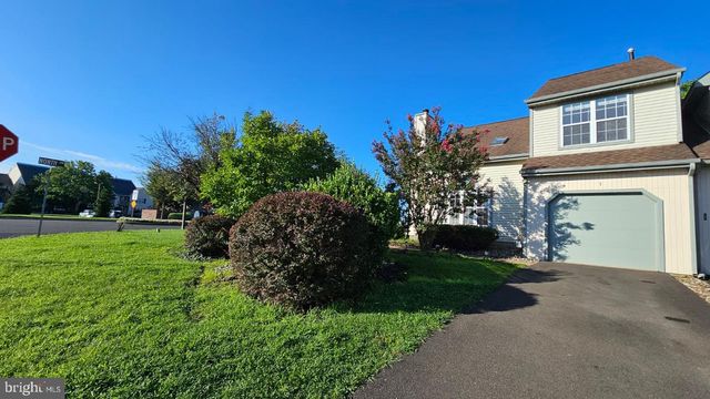 1 LAUREL CIR, Newtown, PA 18940