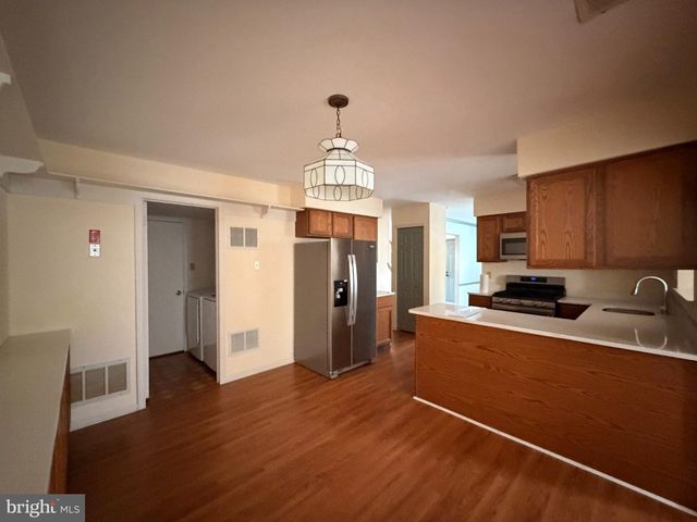 1 LAUREL CIR, Newtown, PA 18940