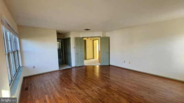 1 LAUREL CIR, Newtown, PA 18940