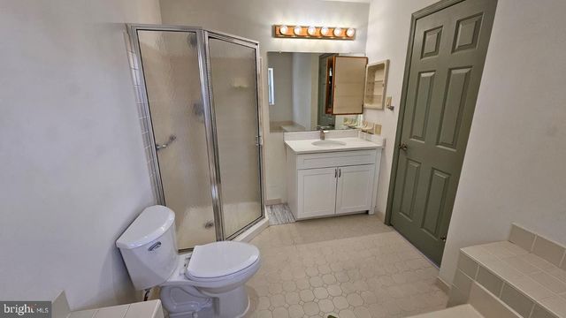 1 LAUREL CIR, Newtown, PA 18940