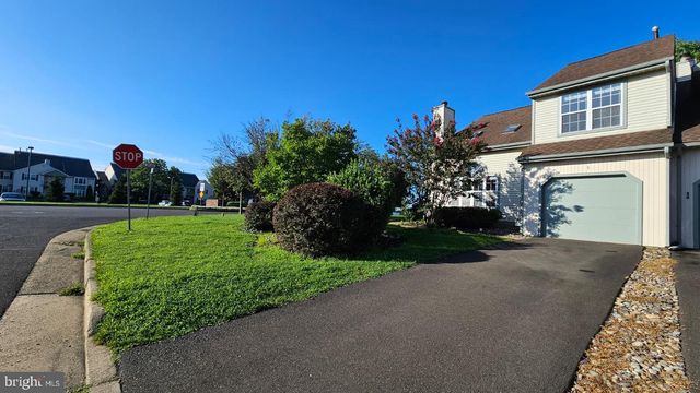 1 LAUREL CIR, Newtown, PA 18940