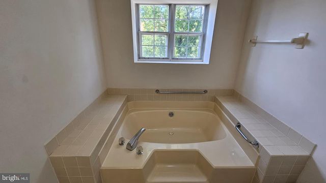 1 LAUREL CIR, Newtown, PA 18940