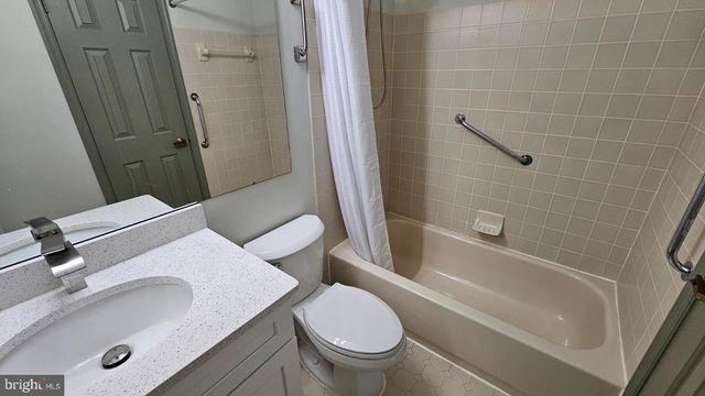 1 LAUREL CIR, Newtown, PA 18940