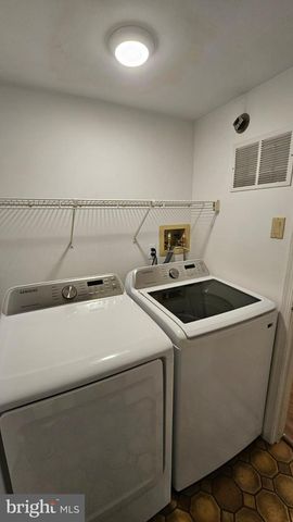 1 LAUREL CIR, Newtown, PA 18940