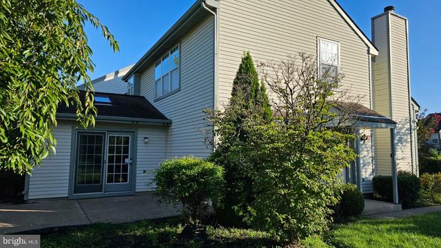 1 LAUREL CIR, Newtown, PA 18940