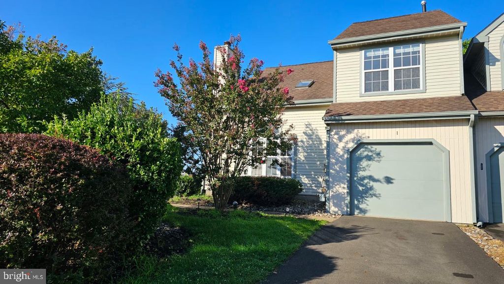 1 LAUREL CIR, Newtown, PA 18940