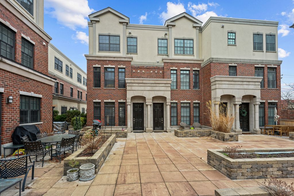 855 Laurel Avenue, Highland Park, IL 60035